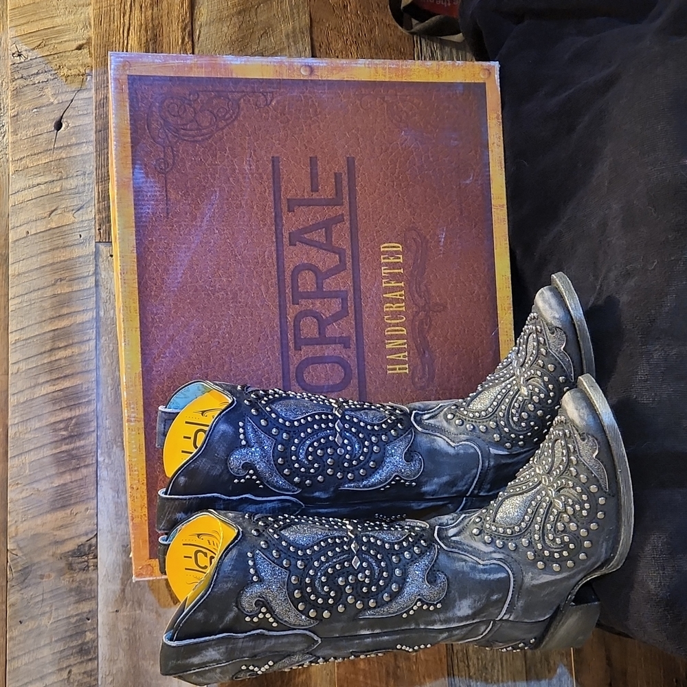 Corral Black Inlay & Embroidery & Studs Sq. Toe.
